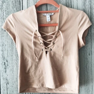  - Crop top från Nelly.com. Säljes för 20kr, frakt tillkommer. 