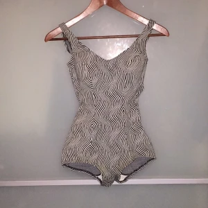 - Retro baddräkt av stretchigt material. Inbyggda kupor, skulle tro ungefär B-kupa. Rätt kort så man får inte vara allt för lång, den passar mig precis och jag är 163