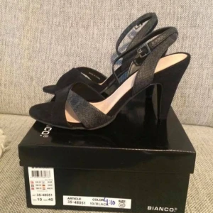  - Skor från Bianco med lite snake mönster. Nya! Djur och rökfritt. Stl: 40