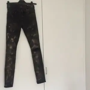 Blekta Crocker jeans med strl: 27/32  Modell: 302 super skinny