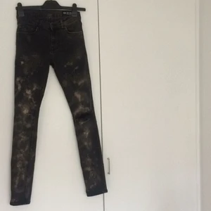  - Blekta Crocker jeans med strl: 27/32  Modell: 302 super skinny