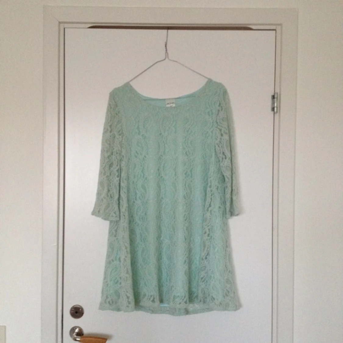 Mintgrön spetsklänning från monki, knappt använd - 1383649885