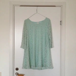 Mintgrön spetsklänning från monki, knappt använd - Mintgrön spetsklänning från monki, knappt använd