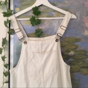  - jeansklänning med hängslen! Fint använt skick! Passar dig som är lite kortare! 🦋