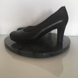  - Svarta pumps i skinn från Tamaris. Använda ett fåtal gånger och i gott skick.   Klacken är 7,5-8 cm.  Kan mötas upp i Stockholm eller centrala Uppsala. Vid frakt betalar köparen.  