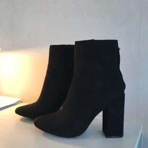  - Snygga boots i mockaimitation. Endast provade, så gott som nya! Eventuell frakt betalas av köparen ✨