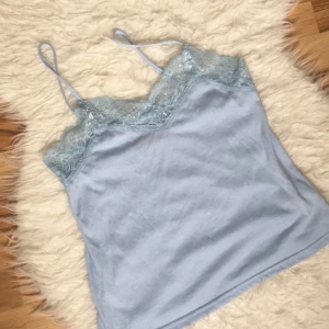  - Ser lila ut men är baby-blå. 