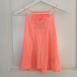  - Neon orange sommar linne. Broderad spets framtill och brottar skärning bak till. 