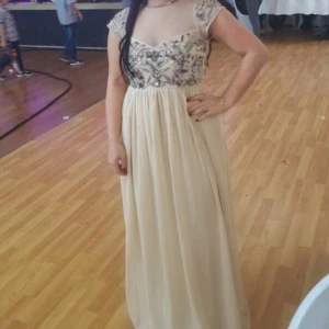  - Super snygg bröllops klänning till brudtärnan eller en vanlig gäst hur som helst den är jätte finn till en billig pris också , den är endast använd ett par timmar . 