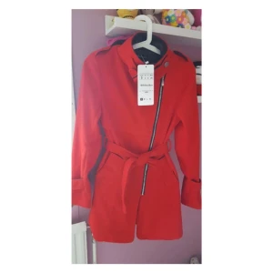  - Röd kappa stl S 280kr ingår frakt