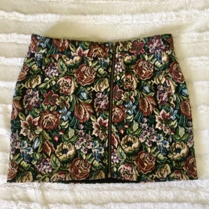  - Blommig kjol från Gina, aldrig använd, gratis frakt!🌻