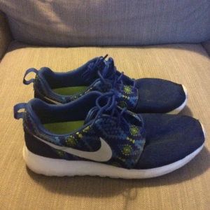  - Nike Roshe run. Använda ett par gånger