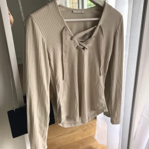  - Beige tröja med snörning 