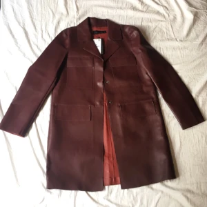  - Helt oanvänd jacka/kappa från Zara. Vinröd fakeskinn! 4 fickor, 3 knappar - perfekt i höst 😍