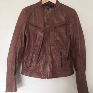  - Äkta skinn. Använd mindre än 10ggr. Säljes pga för stor.  Kan mötas upp i centrala Uppsala. Vid försändelse tillkommer frakt. Varan ligger ute på andra sidor/appar också.