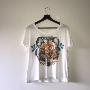  - Skön vit t-shirt med tryck på framsidan i form av en räv med glasögon. Köpt från monki och består av 100% ekologiskt bomull. Endast använd ett fåtal gånger. Storlek är L men tröjan är liten i storleken och passar även för M. Betalning sker via Swish och kunden står för frakten. 