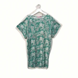  - ☘🌿🍃 Oversizeklänning med retromönster från Indiska. 100% viskos, fräscht skick 🌿🍃☘