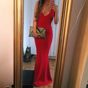  - Röd, tight mermaidklänning! Stretchig och anpassar sig efter kroppen, sitter jättebra. Klänningen har djup rygg. Köparen står för frakten