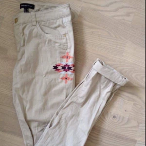  - Aldrig använda stretchiga beige jeans från Mango med broderad detalj på sidan.