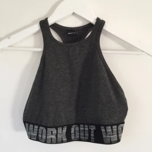  - Sporttop från GinaTricot, mörkgrå mjuk bomull. Oanvänd. Kan post eller mötas i Sthlm/Gbg