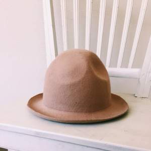 Beige/puder hatt från Monki ✨