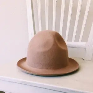 Beige/puder hatt från Monki ✨