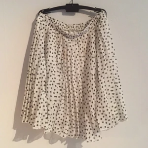  - Söt somrig kjol med prickar. 