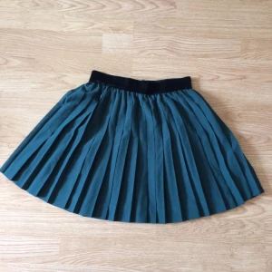  - 🌲Kjol, med liknande stil som de populära tenniskjolarna, i emeraldgrönt längtar efter att få bli använd! Storlek 34, passar även liten 36a. Från H&M Divided. 95% polyester & 5% elastan. Köpt 2hand men i fint skick! Frakt: +14kr. 🌲