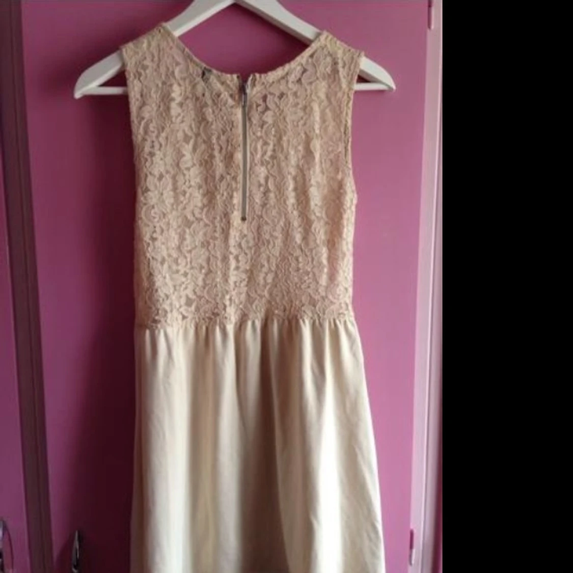 Klänning från HM, spets i ryggen. Knappt använd.