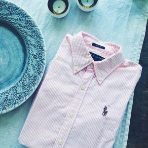  - Rosa skjorta från Ralph Lauren i storlek 34, är i modellen slim fit och sitter väldigt fint på! Säljer skjortan för 350:- eller tillsammans med en likadan skjorta i färgen grön för 600:- tillsammans. Köparen står för eventuell frakt 🌸