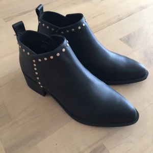  - Helt oanvända, ej äkta skinn