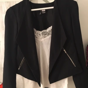  - En vardaglig kavaj i ett mjukare tyg från HM 