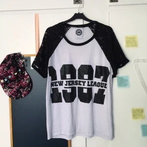  - Cool collagetröja med spets på armarna! Köpt i London. Kan fraktas. Betalning sker via Swish! ✨