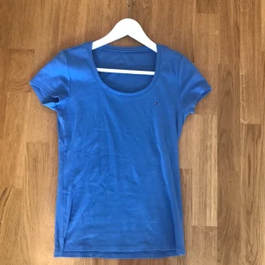  - Helt ny Tommy Hilfiger t-shirt 