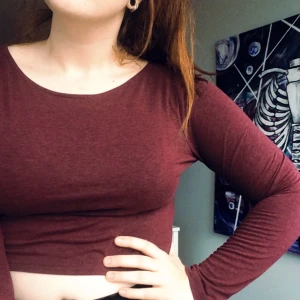  - Mörkröd magtröja från h&m, aldrig använd. Bara testad! 