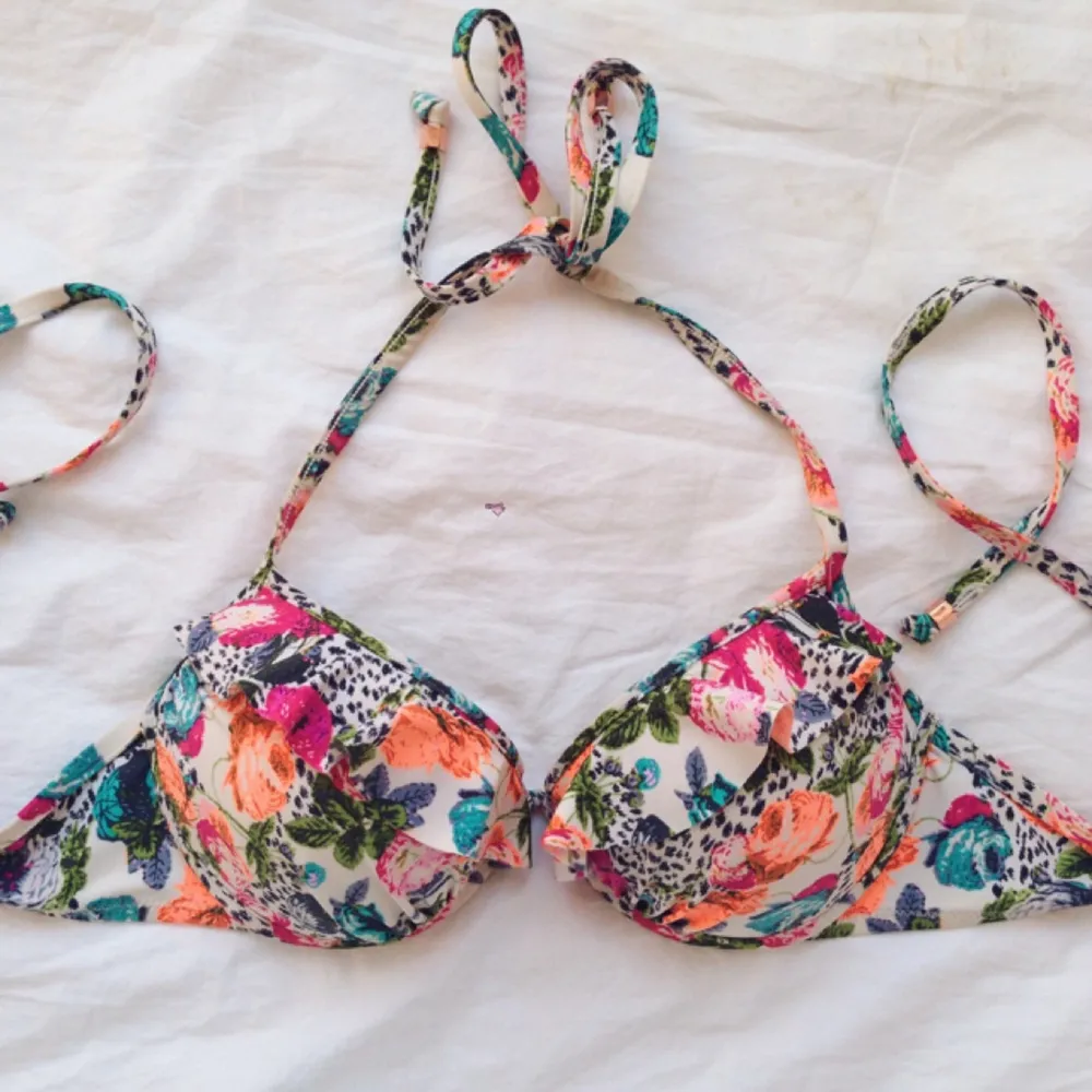 Bikiniöverdel köpt på H&M med knytband 🍉 Använd en sommar, bra skick! Pris kan diskuteras 🙌🏼. Accessoarer.