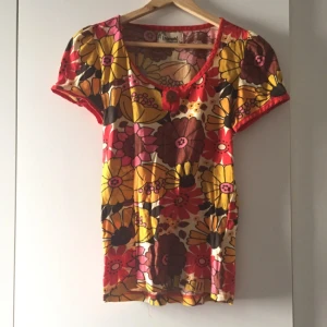  - Retro top, aldrig använd. Nypris 399 kr. 