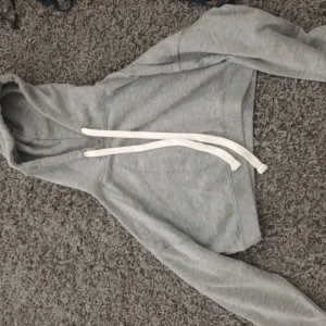  - Säljer en Crop top hoodie, som är helt oanvänd som jag köpte för 250 kr. Jätte mysig och fin med ett par jeans tillexempel