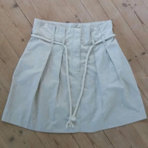  - Fin kjol från weekday stl L. 