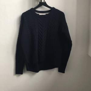 Marinblå, varm och härlig stickad tröja från H&M! 🌼Fint skick. Köpare står för frakten 
