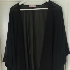  - Genomskinlig lång tröja. Stl XS/S men jag skulle säga att det är onesize då den är oversize och passar alla. ;)