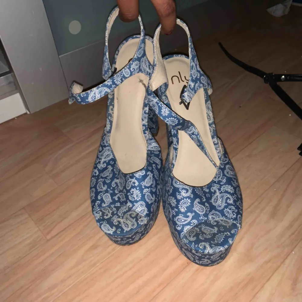 Fina sandaletter från Nelly, använda en enda gång typ 2014 vid studentfirande, därav lågt pris. Nya och fina i skick, spänne runt ankeln och väldigt sköna.. Skor.