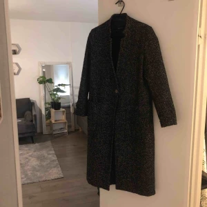  - Fiskbensmönstrad kappa från Zara  