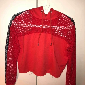  - Ascool träningshoodie men i ett tunt material så det inte blir varmt, när från axlar ner till armmuddarna med texten ”stronger Than yesterday” på båda ärmarna, skön och jättebra att träna i.