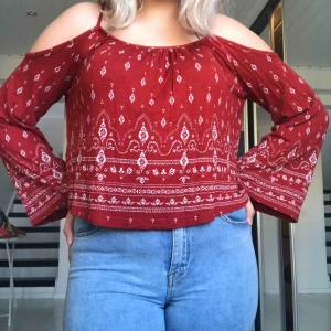  - Röd mönstrad axellös blus kontakta mig om frakt samt annan information❤️❤️