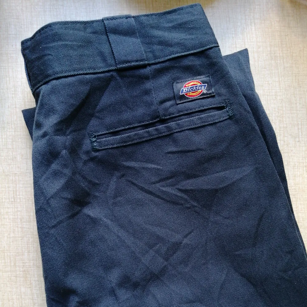 Fina mörkblåa byxor från Dickies i storlek w 32 L 30. Inköpta på beyond retro och de är hela och fina! . Jeans & Byxor.