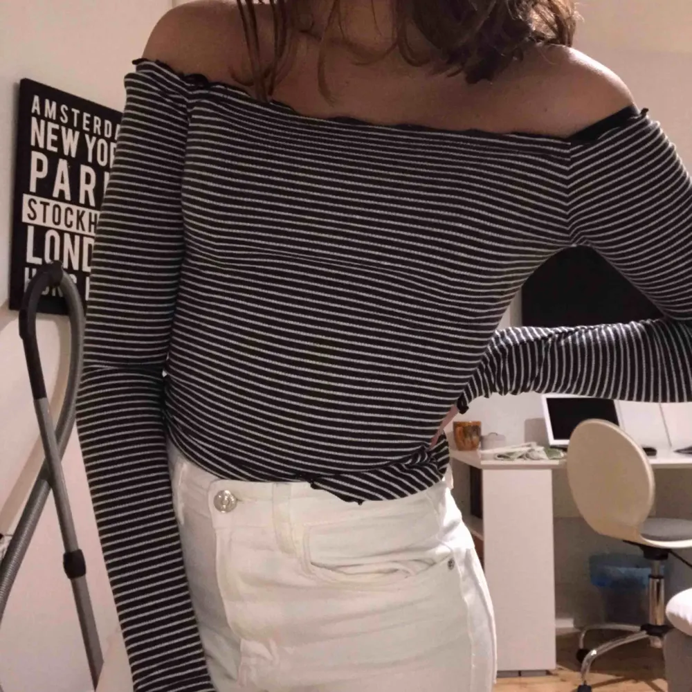 Hollister off-shoulder💕 passar S!! Köparen står för frakt, kan mötas upp 💫. Toppar.