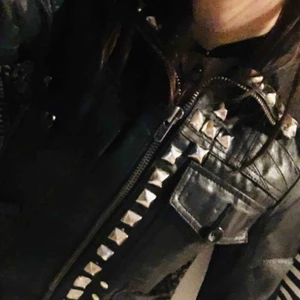  - Skinnjacka med nitar  