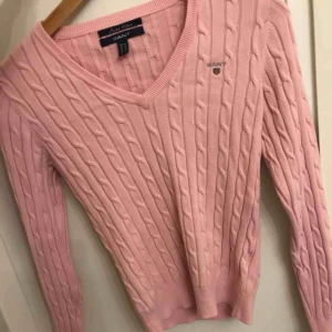  - Snygg kabelstickad tröja från Gant! Använd en gång och nypris runt 999:-. Passar även S, möts upp i Göteborg eller fraktar!