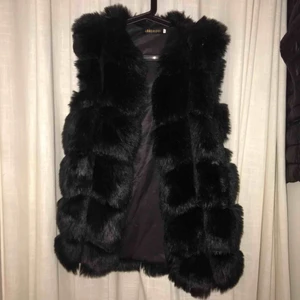  - Svart ”päls”väst från lanshifei. Fint skick, använd fåtals gånger. Stl: M
